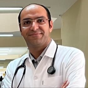 دکتر علیرضا اکبری, متخصص داخلی