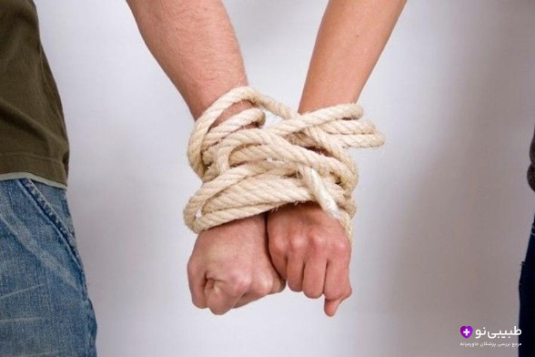 فردی با رفتارهای وابسته، ناتوان در تصمیمگیری بدون تأیید دیگران