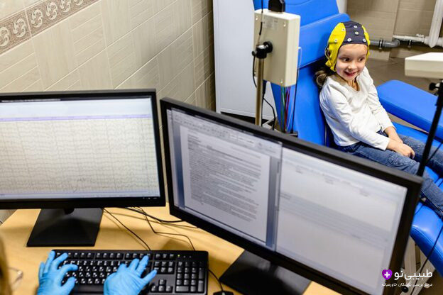 نجام تست اولیه نوروفیدبک روی مراجع توسط متخصص با استفاده از حسگرهای EEG و لپ‌تاپ