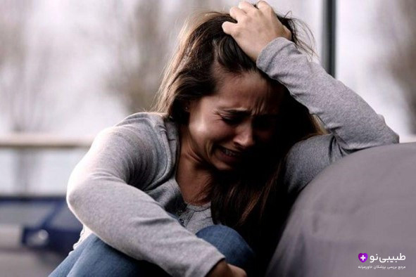 زنی با رفتار اغراقآمیز و حالت چهره نمایشی، مرتبط با اختلال شخصیت نمایشی در روانشناسی