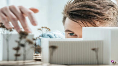 نمادهایی از ویژگی‌های شخصیت وسواسی مثل سخت‌گیری، نظم افراطی و توجه به جزئیات