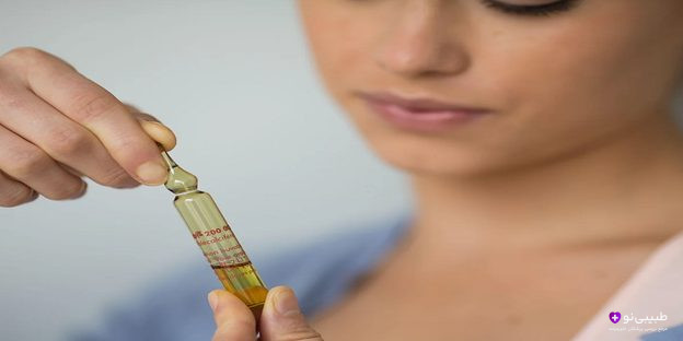 آمپول درمان پوکی استخوان در دست پزشک