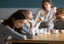 زن تنها و دوری‌گزین با حالت اضطراب و ترس از اجتماع