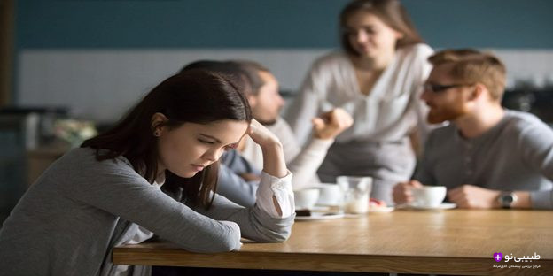 زن تنها و دوریگزین با حالت اضطراب و ترس از اجتماع