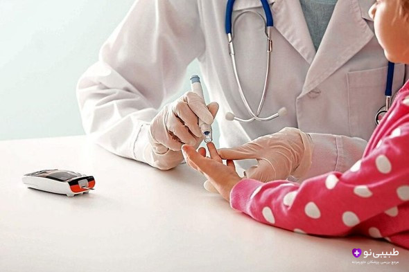 کودک مبتلا به دیابت در حال اندازه‌گیری قند خون