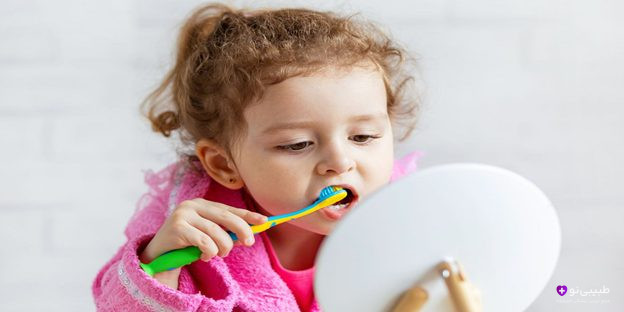 کودکی که در حال مسواک زدن دندانهای خود است