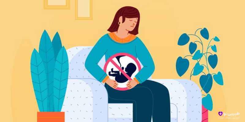 زنی باردار که روی کاناپه نشسته و نماد "بدون جنین" روی شکم او قرار دارد، در حالی که گیاهان خانگی اطرافش هستند، نمادی از لحظه‌ای احساسی یا تأمل‌برانگیز مرتبط با بارداری.