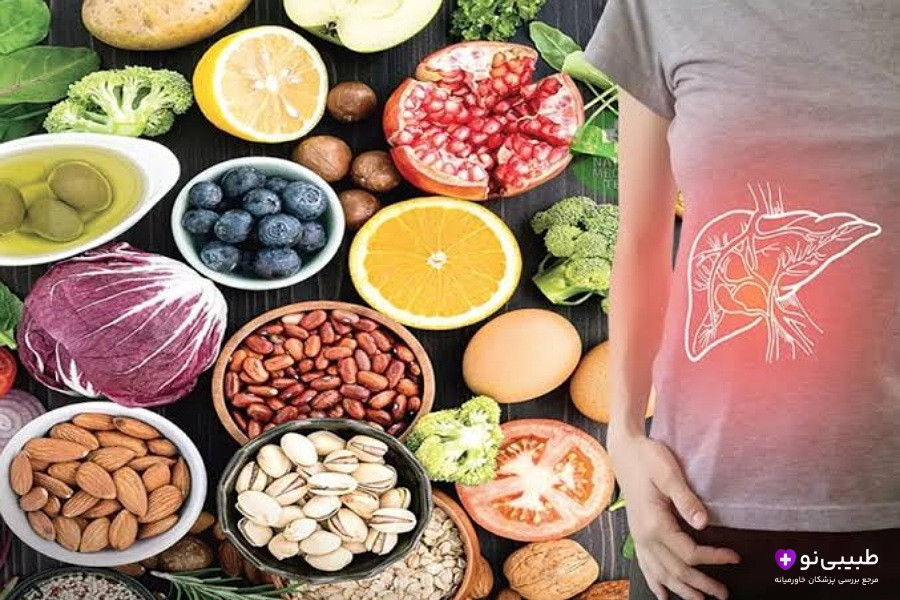 زن با طرح کبد روی شکم، کنار غذاهای سالم مثل میوهها، سبزیجات، آجیل و لوبیا روی میز تیره