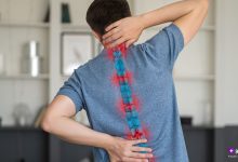 مرد جوان از پشت که دستش روی کمر و گردن است و ستون فقرات با افکت قرمز درد نشان داده شده