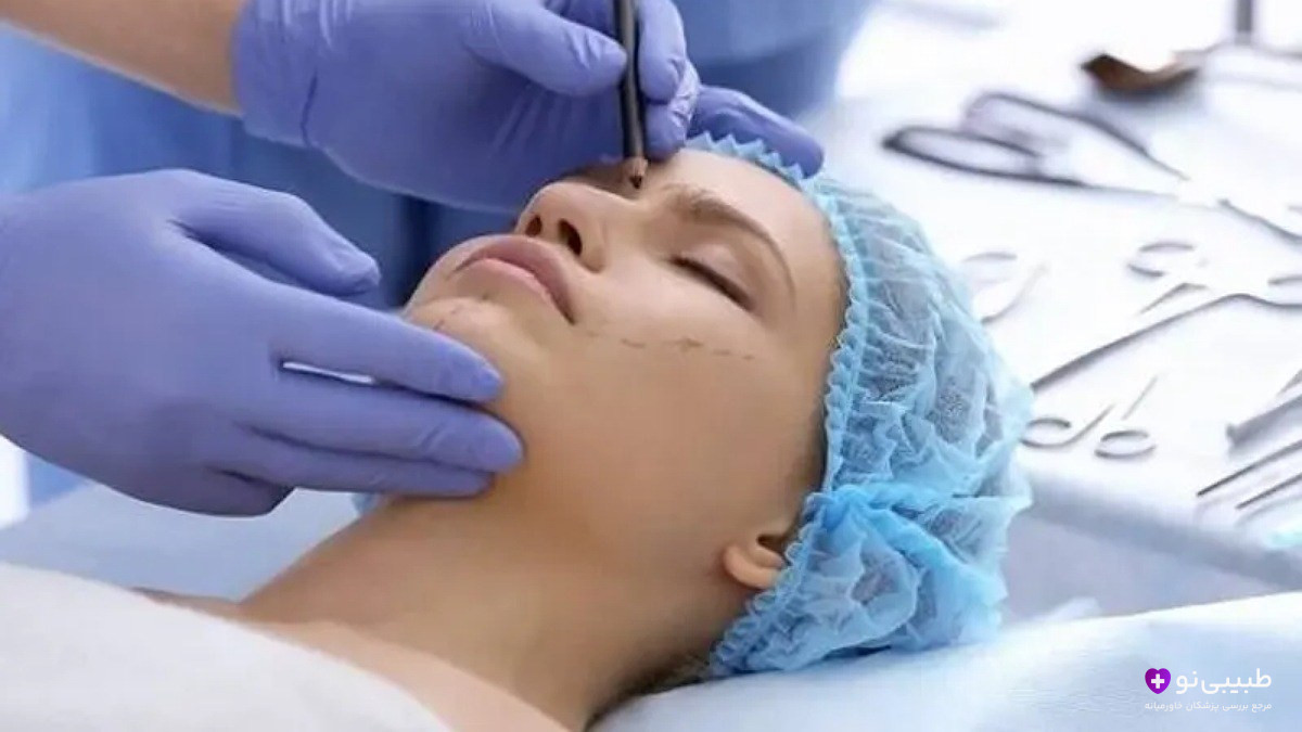 خانوم بیهوش شده در تخت اتاق عمل برای جراحی بینی