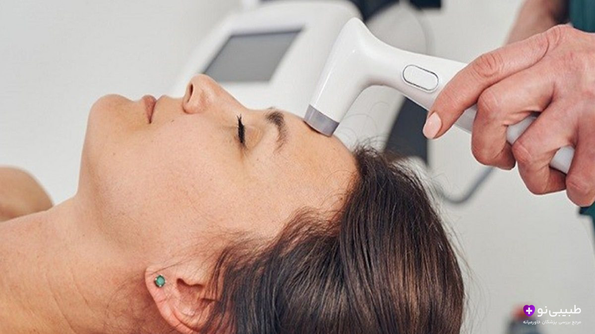 لیفت صورت با لیزر توسط اپراتور حرفهای در کلینیک زیبایی - درمان غیرجراحی جوانسازی پوست