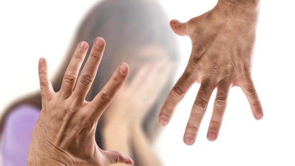 تصویر نمادین از هجوم رفتارهای آسیب رسان به فرد؛ علت ابتلا به سادیسم