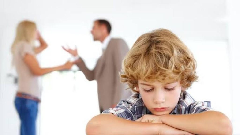 کودک غمگین درگیر افسردگی پس از طلاق والدین