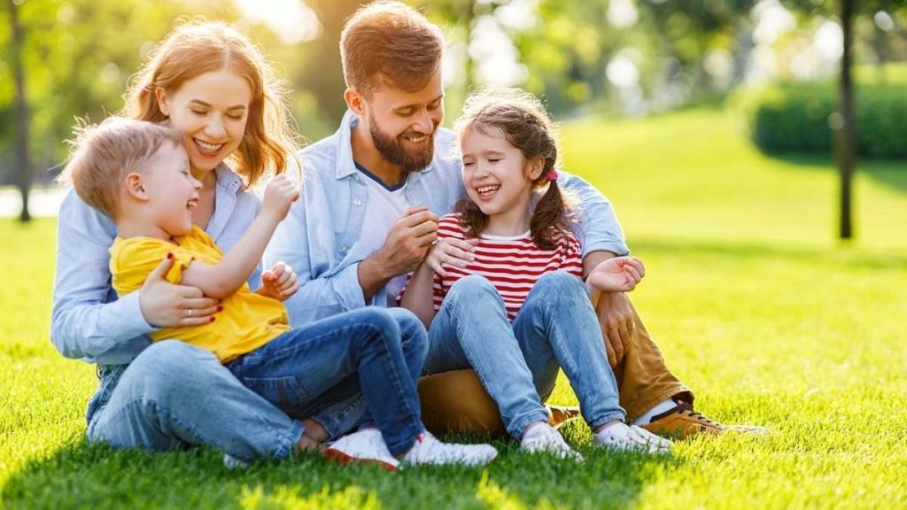 والدین شاد در کنار کودکان برای حمایت از سلامت روان و پیشگیری از افسردگی کودکان